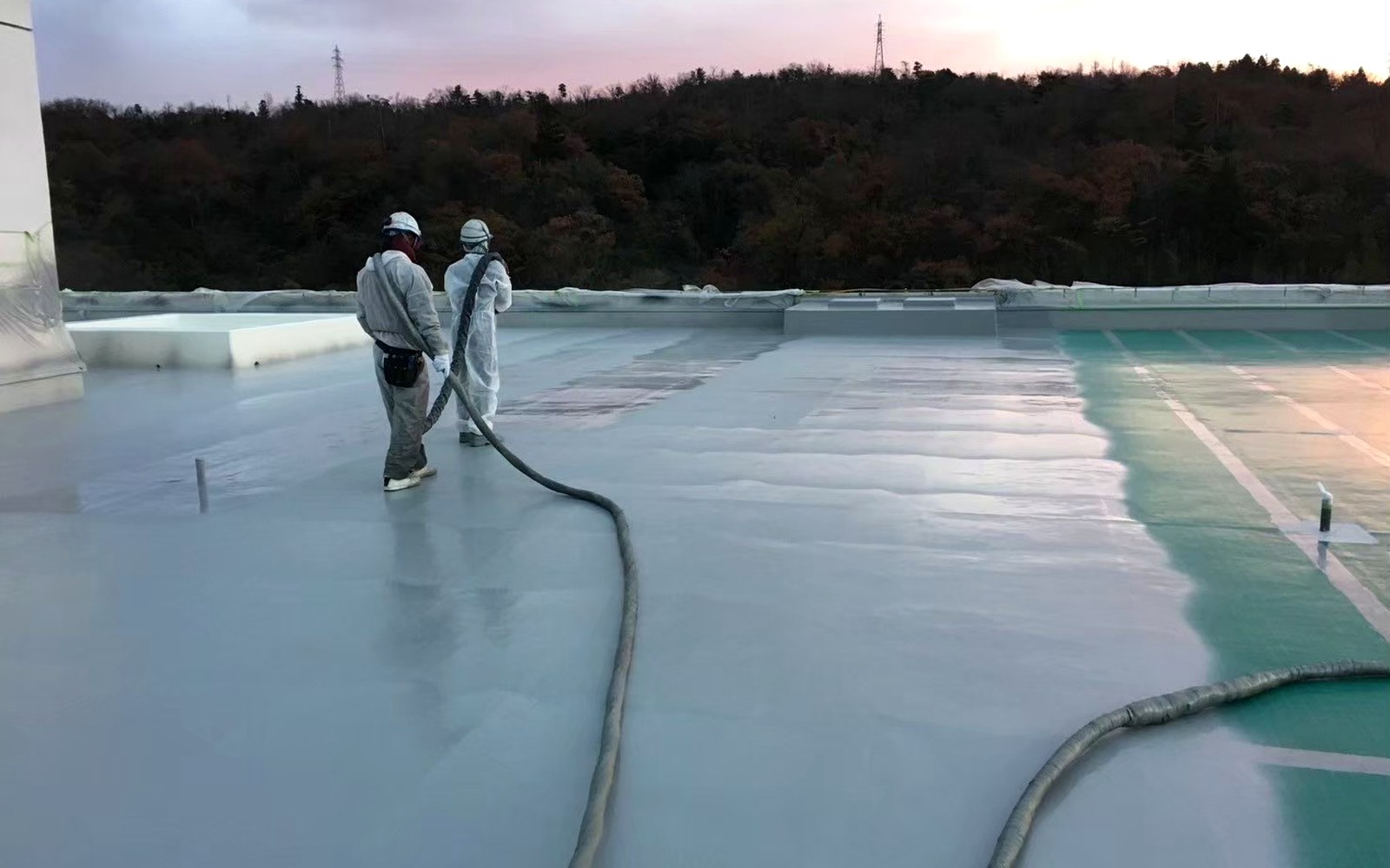 リムスプレーを含む屋上防水工事の施工現場